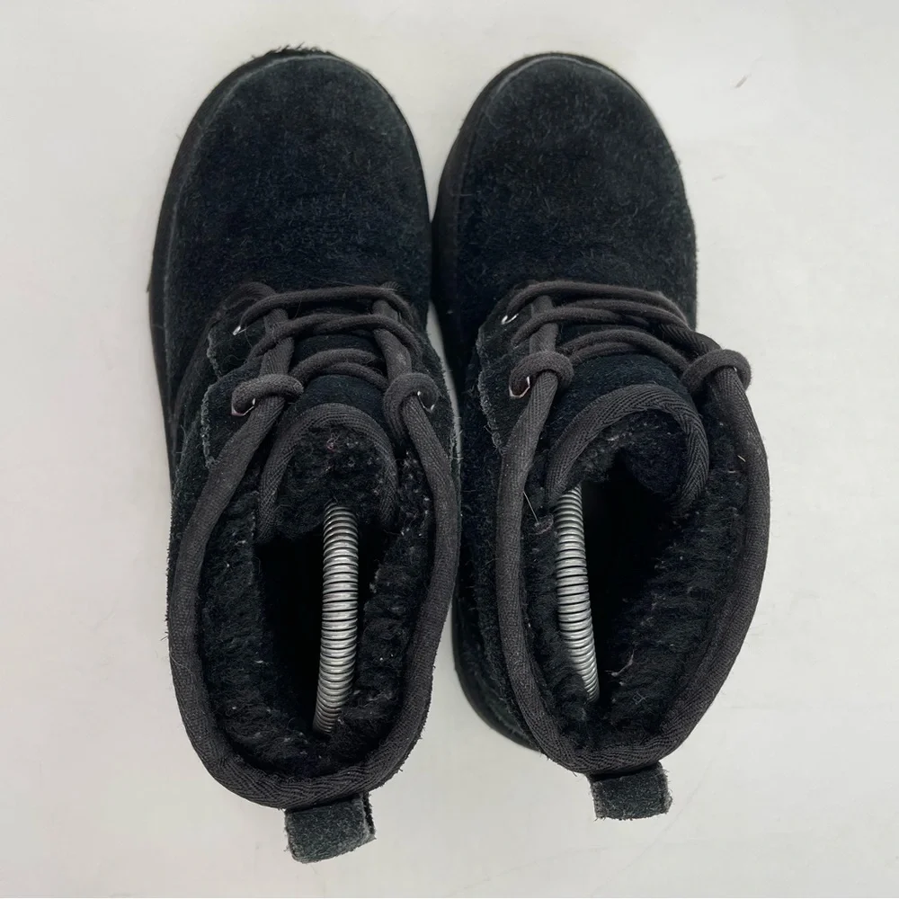Ugg Unisex Kids Neumel II- SZ 6 -Black Suede Lace-Up Sherpa Lined Chukka Boot.